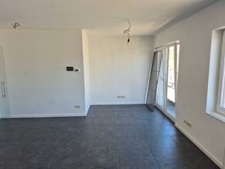 Appartement met 3 slaapkamers, bureel, ingerichte keuken, badkamer, wc, terras en (buiten)staanplaats voor 1 wagen. Ongeveer 110 m²,...
