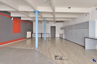Bienvenue à Hamme !<br /><br />Ce local commercial idéalement situé à Hamme représente une opportunité unique pour les entrepreneurs à la recherche d’un emplacement visible et facilement accessible. Le bien dispose d’une grande vitrine offrant une excellente luminosité et un espace parfait pour la publicité. Grâce à son emplacement central dans le centre commercial de Hamme, la visibilité et le potentiel client sont très élevés.<br /><br />L’intérieur du local est flexible et peut être facilement adapté à différents types d’activités commerciales. L’espace ouvert offre suffisamment de place pour un magasin, un bureau ou une salle d’exposition. De plus, des aménagements pratiques tels qu’un espace de stockage séparé et des sanitaires sont présents.<br /><br />Les environs directs sont animés, avec de nombreuses places de parking et une bonne accessibilité aux transports en commun.<br /><br />Informations supplémentaires :<br /><br />PEB B  <br />Chauffage central au gaz naturel<br /><br />Intéressé ? Contactez notre bureau via info@hiro.be ou au 03 230 00 14 !
