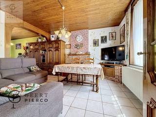 Gezellige gezinswoning met 4 slaapkamers en ruime tuin te Walshoutem.<br /><br />Bent u op zoek naar een gezellige woning met een vlotte bereikbaarheid en tal van mogelijkheden?<br />Dan is deze woning gelegen in de Walhostraat 78 te Walshoutem zeker een bezoek waard.<br /><br />De woning bevindt zich op een gunstige locatie, op korte afstand van de E40 en met een vlotte verbinding naar de N80 richting Sint-Truiden en Hannuit.<br /><br />Via de inkomhal krijgt u toegang tot de leefruimte, die voldoende plaats biedt voor een zit- en eetgedeelte.<br />Aansluitend bevindt zich de keuken, die eveneens toegang verleent tot de kelder.<br /><br />Achter de keuken bevindt zich de veranda, waar ook de badkamer is ondergebracht. Vanuit de veranda bereikt u de koer en vervolgens de aangename, diepe tuin.<br /><br />Op de eerste verdieping bevinden zich vier kamers.<br />Vanuit één van deze kamers is de zolderverdieping bereikbaar.<br />Deze ruimte biedt, mits de nodige afwerking, nog verschillende mogelijkheden, zoals het creëren van extra slaapkamers, een hobbyruimte of een bureel.<br /><br />Langs de woning loopt een erfdienstbaarheid van doorgang, waardoor ook de achterzijde van het perceel bereikbaar is.<br /><br />De woning wordt verwarmd via een stookolie-installatie met een tank van 2.300 liter en beschikt daarnaast over een regenwaterput van 2.000 liter.<br /><br />Enkele troeven:<br />4 kamers<br />Ruime zolder met uitbreidingsmogelijkheden<br />Kelder aanwezig<br />Veranda met zicht op de tuin<br />Diepe achtertuin<br />Regenwaterput van 2.000 liter<br />Stookolietank van 2.300 liter<br />Vlotte verbinding met de E40 en de N80 richting Sint-Truiden en Hannuit<br /><br />Een degelijke gezinswoning met een praktische indeling, veel ruimte en mogelijkheden om ze verder naar eigen smaak in te richten.<br />