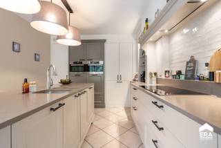 Deze uitzonderlijke villa, gebouwd in 1994, combineert royale ruimtes met een tijdloze en stijlvolle afwerking. Met een bewoonbare oppervlakte...