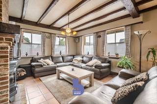 Ruimte, karakter, gezelligheid en een heerlijke tuin: dat zijn de kernwoorden die deze woning perfect omschrijven.<br /><br />Gelegen op een ruim perceel van maar liefst 830 m², beschikt de woning zowel binnen als buiten over heel wat ruimte. Aan de voorzijde is er een ruime oprit en een riante voortuin.<br />Bij het binnenkomen komen we in een ruime inkomhal met apart gastentoilet. De leefruimte vormt één groot geheel, maar wordt dankzij de L-vorm op een natuurlijke manier ingedeeld in een gezellige zithoek en een aparte eetruimte. Aansluitend bevindt zich de ruime keuken, die volledig is uitgerust en bovendien voldoende plaats biedt om gezellig te tafelen. Vanuit de keuken is er toegang tot een praktische berging en de ruime garage.<br /><br />Via zowel de keuken als de garage heb je rechtstreeks toegang tot de zonovergoten tuin met ruim terras. De tuin loopt nog een heel eind door en biedt daardoor bijzonder veel ruimte. Achteraan staat bovendien een ruim tuinhuis, ideaal als extra bergruimte of voor het uitoefenen van een hobby.<br /><br />Ook op de eerste verdieping staat ruimte centraal. Hier bevinden zich 3 ruime kamers, die uiteraard als slaapkamers kunnen worden ingericht, maar evengoed dienst kunnen doen als bureau, dressing, hobbyruimte of extra leefruimte. Jij bepaalt zelf hoe je deze ruimte benut.<br /><br />De badkamer beschikt over een ruim badkamermeubel, een aparte douche en een ligbad.<br /><br />Daarnaast beschikt de woning nog over een ruime zolder, ideaal om heel wat spullen op te bergen. Wie extra ruimte zoekt, heeft hier bovendien mogelijkheden om de zolder verder in te richten.<br />Een woning met ruimte, karakter en mogelijkheden, waar de authentieke charme centraal staat. Geen strakke nieuwbouw, maar een ruime woning met een eigen uitstraling, een groot perceel en vooral de vrijheid om er helemaal jouw thuis van te maken.