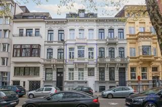 <p><span>Informatie Appartement</span></p><p><span>Ontdek dit prachtig gerenoveerde appartement in een karaktervol herenhuis op een absolute toplocatie aan de Amerikalei, op wandelafstand van het bruisende Zuid. Hier woont u in alle comfort met winkels, horeca en musea binnen handbereik én een vlotte verbinding naar de Antwerpse ring.</span></p><p><span>Bij binnenkomst wordt u meteen gecharmeerd door de uitzonderlijk ruime en lichtrijke leefruimte met open keuken, waar grote raampartijen zorgen voor een aangenaam groen uitzicht op de statige platanen. De keuken wordt verder afgewerkt naar uw smaak, in samenspraak met de verkoper. Verder beschikt het appartement over twee volwaardige slaapkamers aan de rustige achterzijde, waarvan één met toegang tot een balkon van ca. 3m², een stijlvolle badkamer met inloopdouche en massagestralen, een praktische berging en ingebouwde kasten in de nachthal. Dit hoogwaardig vernieuwbouw project werd in 2023 grondig gerenoveerd en biedt modern wooncomfort met een energiezuinig EPC-label A, warmtepompen voor verwarming én koeling, 4 zonnepanelen en een plafondhoogte van ca. 3 meter die zorgt voor een extra ruimtelijk gevoel. Kleinschalig gebouw met lage gemeenschappelijke kosten (ca. €30/maand), individuele meters en conforme elektriciteit. Ideaal voor wie stijlvol, energiezuinig en centraal wil wonen.</span></p><p><span> </span></p><p><span>Indeling</span></p><ul><li><span>U wordt verwelkomd in een uitzonderlijk ruime en lichtrijke leefruimte met een gezellige zit- en eethoek, naadloos verbonden met de open keuken. Dankzij de grote raampartijen geniet u hier van een prachtige lichtinval en een groen, rustgevend uitzicht op de statige platanen van de Leien</span></li><li><span>De moderne open keuken is afgewerkt met een onderhoudsvriendelijke tegelvloer en wordt uitgerust met toestellen naar keuze, in overleg met de verkoper – volledig afgestemd op uw wensen</span></li><li><span>Praktische en ruime berging met aansluitingen voor wasmachine en droogkast</span></li><li><span>Stijlvolle badkamer met een elegant lavabomeubel en spiegelkast, een comfortabele inloopdouche met massagestralen en een handdouche</span></li><li><span>Ruime master bedroom (ca. 13 m²) met directe toegang tot een gezellig balkon (ca. 3 m²), rustig gelegen aan de achterzijde van het appartement</span></li><li><span>Nachthal voorzien van handige ingebouwde kasten voor extra opbergruimte</span></li><li><span>Tweede volwaardige slaapkamer (ca. 12 m²), eveneens rustig gelegen aan de achterzijde</span></li></ul><p><span> </span></p><p><span>Extra's</span></p><ul><li><span>Hoogwaardig vernieuwbouw project, volledig en stijlvol gerenoveerd in 2023</span></li><li><span>Optimaal comfort dankzij verwarming én koeling via lucht/lucht warmtepompen in alle ruimtes</span></li><li><span>Voorzien van 4 zonnepanelen – duurzaam en kostenbesparend</span></li><li><span>Indrukwekkende plafondhoogte van ca. 3 meter, wat zorgt voor een extra ruimtelijk en luxueus gevoel</span></li><li><span>Centrale ventilatie aanwezig in badkamer, toilet en berging voor een gezond binnenklimaat</span></li></ul><p><span> </span></p><p><span>Algemene Informatie</span></p><ul><li><span>Maandelijkse kosten: geschat op 30 euro/maand (onderhoud en verbruik van de gemeenschappelijke delen, verzekering, enz.)</span></li><li><span>Individuele meters voor elektriciteit en water</span></li><li><span>Geen aansluiting voor gas</span></li></ul><p><span> </span></p><ul><li><span>EPC: label A</span></li><li><span>Elektrische keuring: conform AREI</span></li><li><span>Asbestattest: in aanvraag</span></li></ul><p><span> </span></p><ul><li><span>Aandeel koper in de kostprijs van de basisakte: 1.150 euro incl. btw</span></li></ul><p><span> </span></p><p><span>Gebouw</span></p><ul><li><span>Karaktervol herenhuis met 3 appartementen</span></li><li><span>Lopende regularisatie van het gebouw (aankoop onder opschortende voorwaarde tot het bekomen van deze regularisatie). Er werd een vergunning afgeleverd voor 3 appartementen en een studio</span></li><li><span>Betonnen vloer tussen gelijkvloers en souterrain, overige verdiepingen met houten structuur voorzien van geluiddempende isolatie</span></li><li><span>Centraal rookdetectiesysteem aanwezig</span></li><li><span>Videofoon aanwezig</span></li><li><span>Geen lift</span></li></ul><p><span> </span></p><p><span>Ligging</span></p><ul><li><span>Gelegen op een absolute toplocatie op de Amerikalei, op wandelafstand van het Zuid met zijn bruisende horeca, winkels en musea. Vlotte verbinding naar de Antwerpse ring</span></li><li><span>Mobiscore: 9,6/10 – ideaal voor wie comfortabel en stedelijk wil wonen</span></li></ul><p><span> </span></p><p><span>*De informatie in deze prospect is ter informatieve titel: de kandidaat-kopers moeten hun eigen zaak maken van het verkrijgen, controleren en interpreteren van deze informatie.</span></p><p><span> </span></p><p><span> </span></p>