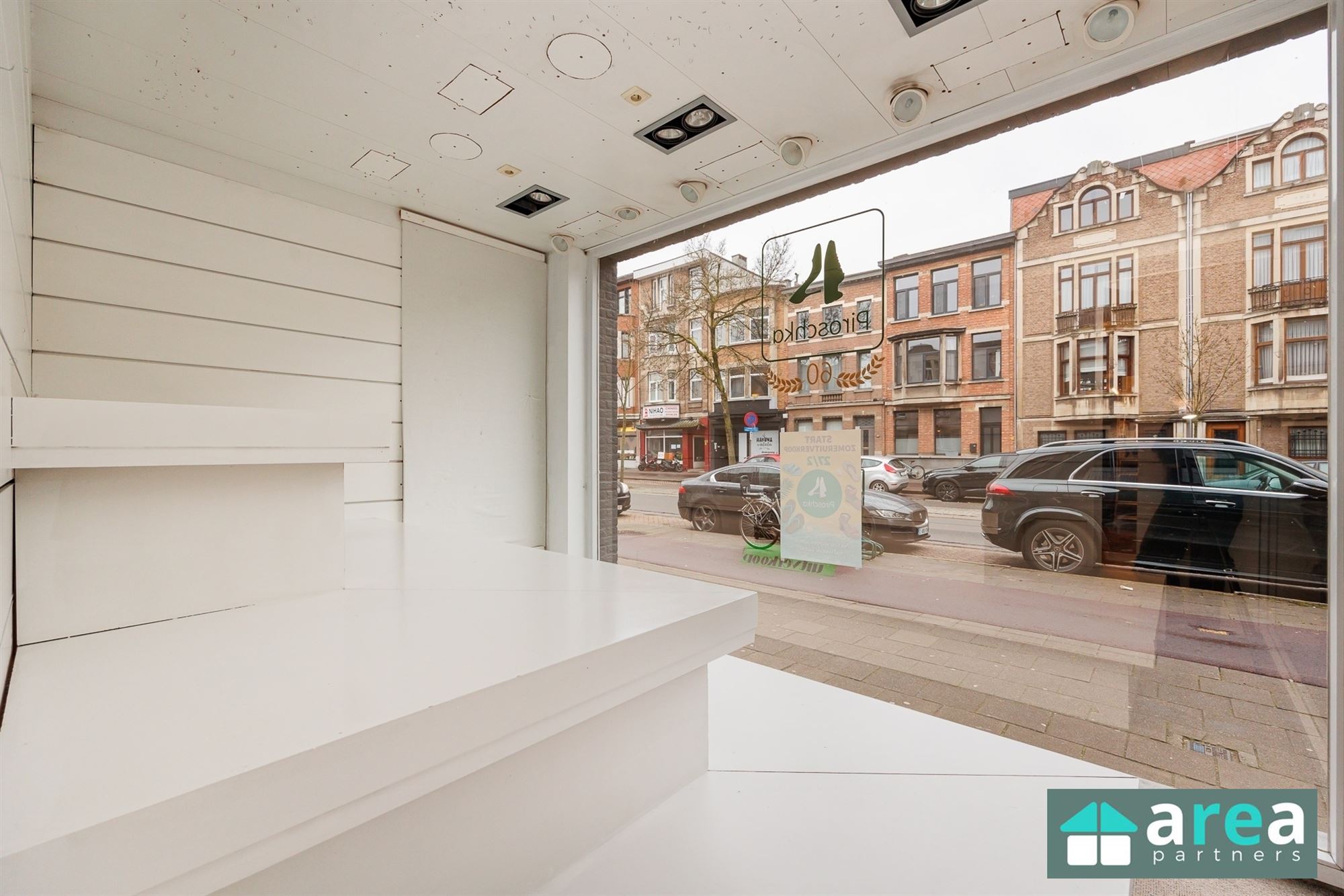 Handelsgelijkvloers met woonst op gunstige locatie! - foto 4