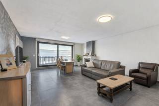 <p>Voor meer info of een bezoek, bel 053 59 49 32 - Op een centrale ligging in Aalst, Moorsel Dorp 20, bevindt zich dit <strong>volledig gerenoveerde en instapklare appartement op de eerste verdieping</strong>. Bij het binnentreden van het appartement hebben we een ruime inkomhal, die toegang geeft tot de<strong> lichtrijke leefruimte</strong>. Vanuit deze leefruimte kunnen we <strong>een aangenaam terras betreden achteraan het gebouw,</strong> wat extra rust meebrengt. <strong>De keuken is volledig vernieuwd </strong>en geeft toegang tot een ruime berging. Verder zijn er <strong>twee grote slaapkamers</strong>, wat het appartement geschikt maakt voor een koppel, klein gezin of als investering. <strong>De nieuwe badkamer met inloopdouche</strong> zorgt voor extra comfort en werd modern afgewerkt. Daarnaast beschikt het appartement over een apart toilet. Het dak van het appartementsgebouw werd eind 2025 volledig vernieuwd. <strong>Achteraan het gebouw zijn staanplaatsen voorzien, die optioneel kunnen aangekocht worden voor 5000 euro. </strong>Tevens is er gemeenschappelijke kelder die kan gebruikt worden door alle eigenaren. Het appartement is momenteel verhuurd. Voor eigen bewoning moet er rekening gehouden worden met de wettelijke opzegtermijnen (meer info hierover bij de verantwoordelijke makelaar). <strong>EPC-label C (geen renovatieverplichting)</strong> - <strong>Asbestveilig</strong> - Instapklaar te Moorsel (Aalst)</p>