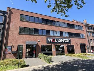 Ruim commercieel pand voor handel (showroom), kantoren of praktijkruimte, met 13 ondergrondse parkings, 3 buitenparkings en met ruim terras.Het...