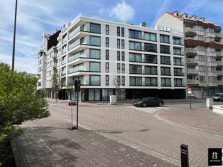 Ce parking se trouve au -1 dans un immeuble d'appartements situé à l'angle de Zonnelaan et Jozef Nellenslaan, près du Casino. Il est accessible par...