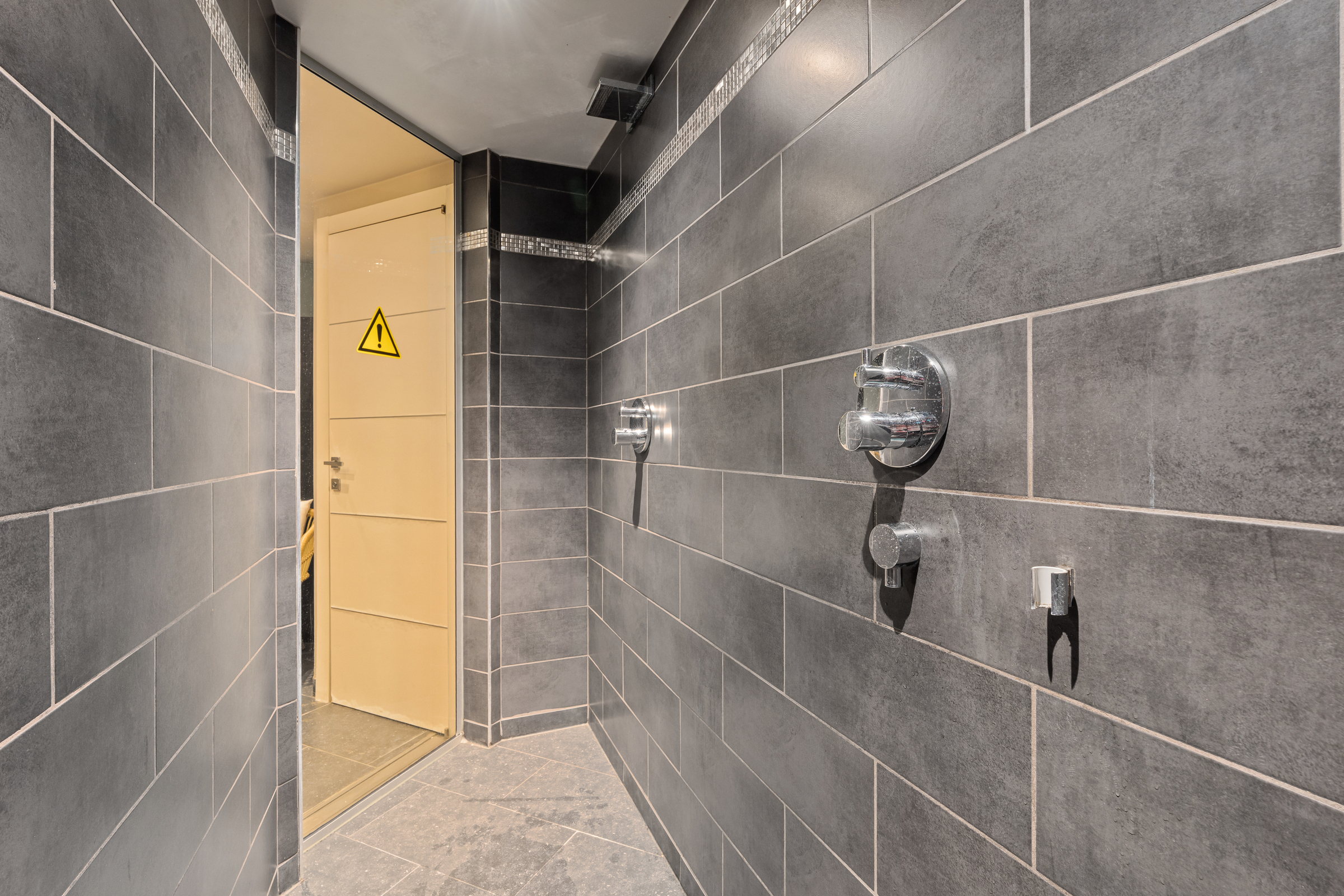 Privé wellness met 3 units en een duplex appartement te koop - foto 4