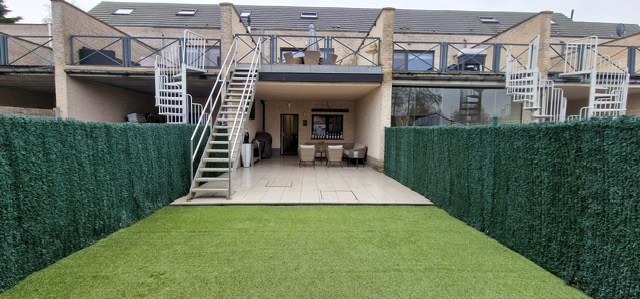 Prachtig gerenoveerde BEL-ETAGE woning met 3 slpks, bureel, ruime garage en tuin-terrassen. - foto 2