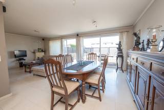 Op de Rijksweg in Wielsbeke bevindt zich dit gelijkvloers appartement met een bewoonbare oppervlakte van ongeveer 90 m². Het appartement maakt deel uit van een kleinschalige residentie en is gelegen achteraan het gebouw, waardoor u geniet van voldoende rust en privacy.<br /><br />Indeling: inkomhal, ruime leefruimte met keuken, 2 slaapkamers, badkamer, gastentoilet, praktische wasplaats/berging, terras en tuin.<br /><br />Het appartement werd gebouwd in 1997 en behaalt een EPC-label C. Bovendien is in de prijs een afzonderlijke garage inbegrepen.<br /><br />Wenst u een bezoek?<br />Contacteer Tom via 0497/85.80.52 of stuur een e-mail naar tom@immoroba.be voor meer informatie of een afspraak.