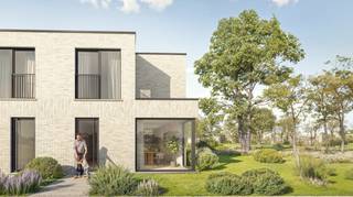 In deze moderne halfopen woning komen rust, ruimte en comfort mooi samen. 
Met 3 volwaardige slaapkamers, een eigen parkeerplaats en een extra berging is dit een uiterst praktische en comfortabele thuis voor gezinnen of koppels.

Je woont hier in 't Cleygoed: een verkeersluw parkdomein tussen de polders, op fietsafstand van de kust. Lot 42 bevindt zich op de hoek van de verkaveling, grenzend aan de groenzone  met een open vergezicht.

De woning wordt volledig afgewerkt: keuken, badkamer en vloeren zijn inbegrepen. De materialen en afwerking? Die kies je zelf, zodat jouw woning helemaal afgestemd is op jouw smaak.

Dankzij duurzame technieken woon je hier energiezuinig, met lage energiekosten en een E peil van 10.