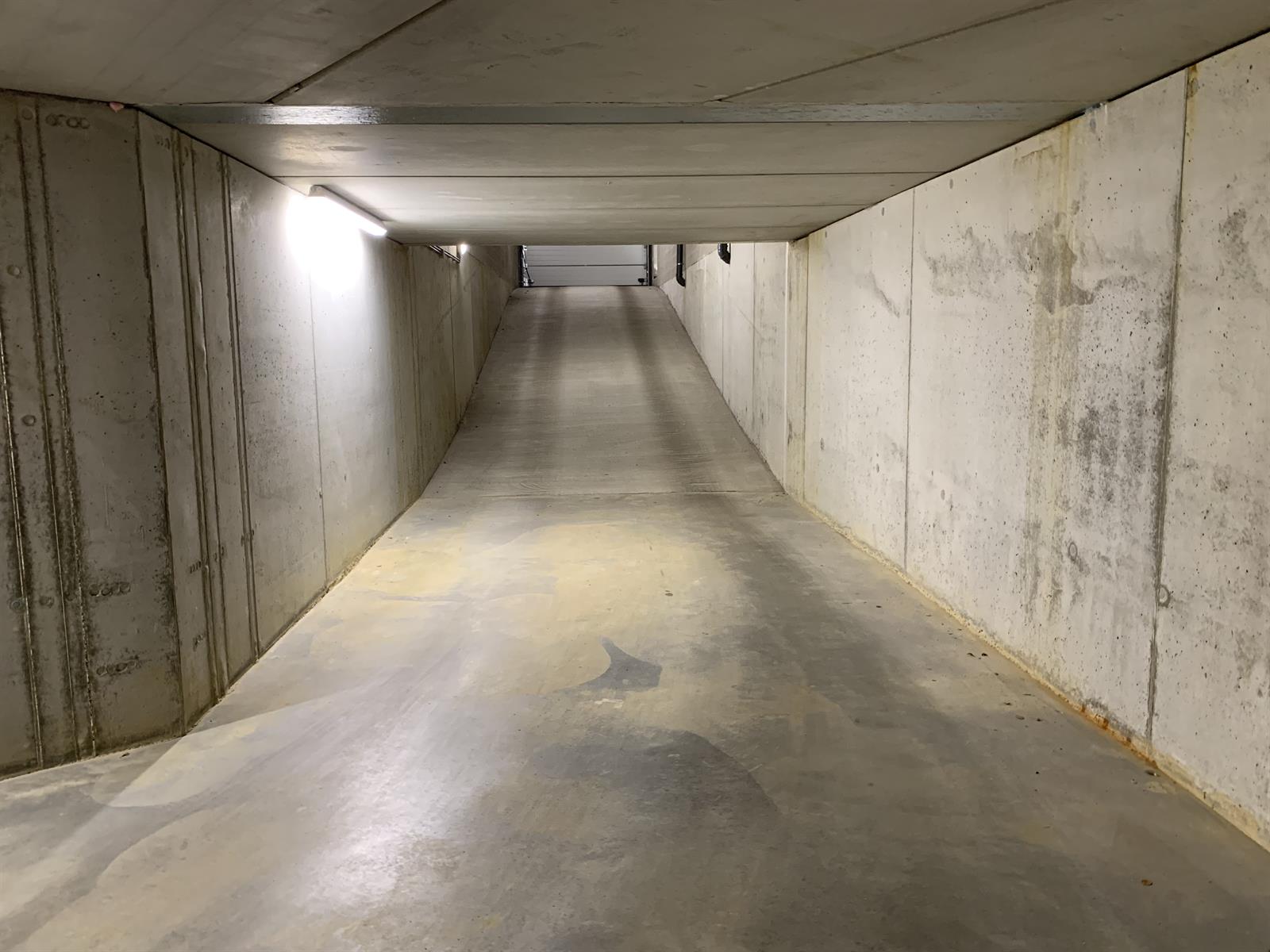 Parkeerplaats gelegen nabij het centrum van Olmen. - foto 5