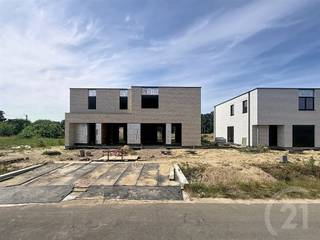 <p>Energiezuinig wonen in een rustige, groene omgeving</p><p>Tijdelijke actie: de 1ste koper ontvangt 10 operationele zonnepanelen van 460 Wp, ter waarde van € 5.000, volledig GRATIS.</p><p>In Project Veldzicht in Begijnendijk bevinden zich momenteel al 4 woningen in de ruwbouwfase en zullen binnenkort wind- en waterdicht zijn. Wie snel beslist, kan de materialen en afwerking nog naar eigen smaak kiezen.</p><p>De woning ligt in een doodlopende straat en geniet van een rustige ligging met een open, landelijk uitzicht aan de achterzijde. Tegelijk woon je op wandelafstand van het station, met verbindingen richting Antwerpen, Hasselt, Leuven en Brussel. Ook het centrum van Begijnendijk en de stad Aarschot bevinden zich vlakbij.</p><p>Op het gelijkvloers is er een inkomhal met apart gastentoilet. Verder beschikt de woning over een inpandige garage, een ruime leefruimte en een open keuken. Dankzij de grote raampartijen geniet je hier van veel natuurlijk licht en een mooi zicht op de tuin en de achterliggende weide.</p><p>De eerste verdieping omvat 3 volwaardige slaapkamers waarvan 1 met dressing, een nachthal met afzonderlijk toilet en een praktische wasberging. De badkamer heeft plaats voor een ligbad, een aparte douche en een dubbele wastafel.</p><p>Voor een laag energieverbruik en een hoog wooncomfort wordt de woning voorzien van:</p><p>* een warmtepomp met vloerverwarming;<br />* ventilatiesysteem type D;<br />* regenwaterrecuperatie;<br />* 10 zonnepanelen van 460 Wp;</p><p>De verkoop gebeurt onder de Wet Breyne (12% registratie op de grond en 21% btw op de constructie)</p><p>Interesse in deze woning? Contacteer ons via 016 90 10 21 of info@future-home.be.<br /> </p>