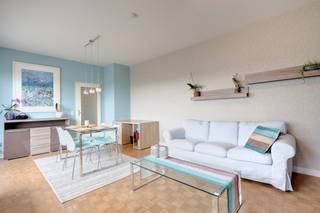 <p>Op de zesde verdieping van een verzorgde residentie met lift bevindt zich dit lichtrijke dakappartement, rustig gelegen in Hoboken. De ligging aan de Weerstandlaan 2 biedt een ideale combinatie van wooncomfort en een uitstekende bereikbaarheid. Op wandelafstand vindt u winkels, supermarkten, scholen, horecazaken en haltes van het openbaar vervoer. Ook de belangrijkste invalswegen bevinden zich in de nabije omgeving, waardoor zowel Antwerpen als de omliggende gemeenten vlot bereikbaar zijn. Het appartement geniet van een rustige ligging en beschikt over een aangenaam, westgericht terras waar u elke avond kunt genieten van een prachtige zonsondergang. De lichtrijke leefruimte is afgewerkt met een stijlvolle blokjesparket, wat zorgt voor een warme en gezellige uitstraling.<br /><br />Een extra troef zijn de lage gemeenschappelijke kosten van slechts € 211 per maand. Hierin zijn het privatieve waterverbruik en de verwarming reeds inbegrepen, evenals het onderhoud van de gemeenschappelijke delen, de ophaling van papier en karton en de kosten van de syndicus. Dit appartement is een uitstekende keuze voor zowel eigen bewoning als een interessante vastgoedinvestering.<br /><br />Beschrijving :<br />- inkomhal met vestiairekasten<br />- woonkamer met veel lichtinval en schuifraam naar het terras.<br />- keuken<br />- badkamer met ligbad<br />- aparte wc<br />- slaapkamer 1<br />- ruim terras (west)<br />- kelder met bergruimte <br />- EPC 226 kWh/m² jaar - label c<br />- ramen in Aluminium-kader met dubbele beglazing (hoogrenderend glas)<br />- Gemeenschappelijke kosten €211<br />- KI: €711<br /><br />Interesse in dit appartement in Hoboken of bent u op zoek naar een andere woning? GEMBA Vastgoed staat voor u klaar. Ook benieuwd naar de actuele waarde van uw eigendom? Vraag vandaag nog uw gratis en vrijblijvende schatting aan, inclusief professioneel advies en handige verkooptips. Contacteer ons via 0470 10 44 00 – wij helpen u graag verder!</p>