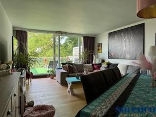 <p><strong>PULHOF - Zeer licht en aangenaam PENTHOUSE op parket met 2 ruime slaapkamers en prachtig dakterras ca. 20m² op toplocatie nabij openbaar vervoer, scholen, ziekenhuizen, parken, winkels, belagrijke in-en uitvalswegen. </strong><br /><br /><strong>INDELING:</strong><br />De lift geeft meteen uit in het appartment waar men terecht komt in de INKOMHAL ca. 1,02m x 4,61m met apart gastentoilet. <br /><br />De riante, lichte LEEFRUIMTE ca. 4,66m x 6,87m gelegen op eiken houten vloer en een apart BUREAU hoek met aparte berging <br /><br />Een open volledig geïnstalleerde KEUKEN ca. 4,02m x 3,62m gelegen op tegel voorzien van opbergkasten en toestellen; een gasvuur met 5 kookpunten, dampkap, spoelbak, combi-oven, ijskast, diepvries en een afwasmachine. <br /><br />De leefruimte geeft toegang tot het prachtige zuid-west gericht TERRAS van ca. 20m² (3,70m x 4,86m) op bankirai.<br /><br />SLAAPKAMER 1 gelegen op parket ca. 3,98m x 3,30m. <br /><br />SLAAPKAMER 2 gelegen op parket ca. 3,70m x 5,08m. <br /><br />Ingerichte BADKAMER ca. 2,53 m x 2,87 die voorzien is van een riant bad met douchemogelijkheid, toilet en lavabomeubel met dubbele spoelbak gelegen op een tegelvloer<br /><br />Een BERGING voorzien van aansluiting wasmachine en droogkast<br /><br />Kelder ca. 6m².<br /><br /><span><strong>BIJZONDERHEDEN:</strong></span><br />* Licht en ruim penthouse op parket met uniek dakterras<br />* Fietsenberging en privatieve kelder aanwezig<br />* Spots voorzien, Individuele verwarming op gas<br />* Uitstekende locatie in de gegeerde Pulhofwijk,nabij scholen, openbaar vervoer, ziekenhuizen, parken en winkels<br />* Klein gebouw met 4 verdiepingen, lift in het gebouw</p>