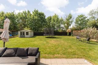 In een zeer rustige, kindvriendelijke buurt én op slechts 200m van het welbekende Gouden Kruispunt winkelcentra (meer dan 60 winkels) treffen we deze moderne, energiezuinige (EPC B) residentieel gelegen villa aan.<br /><br />De, in 1993 gebouwde woning, werd tussen 2019 en 2024 gerenoveerd. Zowel de keuken, badkamer als de wc's evenals de verwarming en elektriciteit zijn vernieuwd. Op de benedenverdieping liggen waterbestendige kurkvloeren van de beste kwaliteit die zorgen voor een aangenaam warmtegevoel.<br />Eerder werden er Schüco ramen met Hoog Rendementsglas én een geïsoleerde voordeur geplaatst. Mede door de 10 zonnepanelen voldoet de woning aan de strengste energienormen.<br /><br />De goed onderhouden tuin met nieuw tuinhuis is zuid-west georiënteerd waardoor veel licht in huis valt. Een slimme 3-fasige laadpaal, airco's (voor koelen en warmen) en domotica toepassingen zorgen ervoor dat de woning klaar is voor de toekomst. De nabijheid van scholen, openbaar vervoer, apotheek,.... zijn pluspunten.<br /><br />Indeling: <br />Gelijkvloers:<br />Inkom met trap en toilet. Dubbele garage, eetplaats, leefruimte en open keuken, bureel of hobbyruimte (momenteel wasplaats).<br /><br />Verdieping:<br />Overloop met bureelruimte, 4 slaapkamers en badkamer.<br />Geïsoleerd dak met betonnen zoldervloer.<br /><br />Bijzonderheden: <br />- recent hoog rendementsglas en deuren (2024)<br />- multi-split airco's 2022<br />- 2 nieuwe sectionaalpoorten<br />- nieuwe Viessman smart gascondensatieketel met geïntegreerde laadboiler<br />- Grohe smartkraan regendouche in de badkamer met Active Rain-spry en Turbo-Stat<br />- keuken met massief houten werkblad en bar<br />- hoogwaardige Bosch toestellen met slimme functies