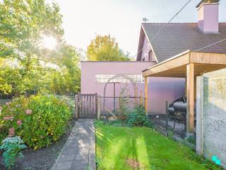 Verkocht op de Bordes-bezoekdag. Compromis in opmaak. Deze te renoveren charmante woning met drie slaapkamers is gelegen op een perceel van ca. 161 m² en beschikt over een bewoonbare oppervlakte van 104 m² . Dit huis bevindt zich in een doodlopende, kindvriendelijke straat met vlotte toegang tot het openbaar vervoer en snelwegen. Indeling: inkomhal, woon- en eetkamer, keuken, wasplaats en badkamer met toilet. Op de eerste verdieping bevinden zich de nachthal en twee slaapkamers. De zolderverdieping is te bereiken met een vaste trap en kan een derde ruime kamer worden. Het huis beschikt over een overdekt terras, tuinberging en zonnig stadstuintje. De kelderberging is praktische bergruimte. Achteraan de tuin rust een erfdienstbaarheid van doorgang voor het naastliggende perceel. Decentrale verwarming op aardgas.  Renovatieverplichting van toepassing. Renovatiesimulatie op onze website te maken. Consulteer voor meer informatie de website van het Vlaams Energie- en Klimaatagentschap via https://www.energiesparen.be/renovatieverplichting-residenti%C3%ABle-gebouwen-2023.  Extra troeven: uitstekende centrale ligging | mogelijkheden| fijne buren. 09 277 02 53 | www.bordes.be