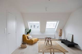 <p><span>Vrasene </span><span>- Achter deze statige gevel schuilt een uitzonderlijk gerenoveerd appartement waar karakter, klasse en hedendaags wooncomfort naadloos samenkomen. Gelegen in het hart van Vrasene, met prachtig zicht op het dorpsplein en de kerk, geniet u hier van een unieke woonbeleving in een authentiek kader.</span></p><p><span> </span></p><p><span>Enkele troeven op een rij:</span></p><ul><li><span>Grondige en stijlvolle renovatie in 2026 eerste bewoning na renovatie </span></li><li><span>Authentieke uitstraling gecombineerd met hedendaags comfort </span></li><li><span>Warme en hoogwaardige materiaalkeuze: keuken in notelaar, eiken parketvloeren en badkamer afgewerkt in mortex </span></li><li><span>Zuidgericht terras met open zicht op de binnentuin, het dorpsplein en de kerk </span></li><li><span>Kleinschalige residentie met lage gemeenschappelijke kosten </span></li><li><span>EPC B en voorzien van zonnepanelen </span></li></ul><p><span> </span></p><p><span>Het appartement bevindt zich op de tweede verdieping (zonder lift) van deze charmante residentie en deelt de traphal met slechts één ander appartement. </span></p><p><span> </span></p><p><span>De indeling is als volgt: een inkomhal met berging, een royale leefruimte met een stijlvolle, volledig uitgeruste keuken met kwalitatieve inbouwtoestellen. Aansluitend bevindt zich het zuidgerichte terras waar u in alle rust geniet van het uitzicht op de authentieke binnentuin en het karaktervolle dorpscentrum.</span></p><p><span> </span></p><p><span>Via de nachthal bereikt u de technische berging, een apart toilet, twee slaapkamers en een elegante badkamer met lavabomeubel en inloopdouche, verfijnd afgewerkt in mortex.</span></p><p><span> </span></p><p><span>Via een uitschuifbare trap is een ruime zolder (40m²) te bereiken.</span></p><p><span> </span></p><p><span>In 2026 onderging het appartement een totale make-over waarbij elk detail zorgvuldig werd uitgewerkt. De elektriciteit werd conform gemaakt, zonnepanelen werden geplaatst en zowel keuken als badkamer werden volledig vernieuwd. De prachtige nieuwe parketvloeren, nieuwe verlichting en frisse schilderwerken zorgen voor een instapklaar geheel met een warme en luxueuze uitstraling.</span></p><p><span> </span></p><p><span>De combinatie van de statige, geklasseerde architectuur, de centrale ligging aan kerk en dorpsplein en de hoogwaardige renovatie maakt van dit appartement een bijzonder zeldzame opportuniteit. </span></p><p><span>Bovendien bevinden handelszaken, openbaar vervoer en de E34 zich op korte afstand.<br />Parkeren kan u in de aanpalende garagebox die mee aan te kopen is (25 000 Euro).</span></p><p><span> </span></p><p><span>Bent u op zoek naar een stijlvolle woonst met karakter of een waardevaste investering op toplocatie? Contacteer ons dan snel voor een bezoek ter plaatse.</span></p><p><span> </span></p><p><span>Richtprijs:</span><span> 275.000 Euro<br /></span><span>EPC:</span><span> B<br /></span><span>Asbestveilig</span></p><p><span> </span></p>