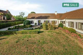 Gelegen op een uitstekende locatie in Merelbeke, vinden we deze karaktervolle bungalow met ca. 275 m² bewoonbare oppervlakte op een ruim perceel van maar liefst 3.000 m². De woning dateert uit de jaren 70 en onderscheidt zich door haar doordachte indeling, stijlvolle interieur en bijzonder aangename lichtinval.<br /><br />De ruime leefruimte vormt samen met de aansluitende open eetkamer het hart van de woning. Dankzij de grote raampartijen geniet u vanuit verschillende ruimtes van een mooi zicht op de tuin. <br /><br />Verder beschikt de woning over drie ruime slaapkamers, een ruime garage en een recent vernieuwde badkamer. De aangename stijl en karaktervolle elementen zorgen doorheen de woning voor een warme en tijdloze sfeer.<br /><br />Ook buiten biedt deze eigendom heel wat troeven. De ruime en verzorgde tuin beschikt over een ruim terras, dat aansluit op de gezellige veranda, een vijvertje en een omheind gedeelte dat zich uitstekend leent voor het houden van kippen of andere dieren. Een groot tuinhuis en een oprit met plaats voor drie wagens zorgen voor het nodige praktische comfort. Vooraan is de oprit bovendien afgesloten met een elektrische poort.<br /><br />De woning beschikt daarnaast over een uitzonderlijk ruime zolder van ca. 270 m², momenteel ingericht als één grote open ruimte en ideaal als bergruimte.<br /><br />De ligging combineert rust en bereikbaarheid. Invalswegen zijn vlot bereikbaar, terwijl winkels, scholen, horeca en andere dagelijkse voorzieningen zich op korte afstand bevinden en gemakkelijk te voet of met de fiets bereikbaar zijn.<br /><br />De eigendom wordt aangeboden via de Pre-sale formule. Van 07/10/2026 om 14:00 tot 12/10/2026 om 17:30 kan u het huis op afspraak komen bezichtigen en een bod uitbrengen. De vermelde prijs is een instelprijs. Voor meer info, gelieve contact op te nemen met de dossierverantwoordelijke.<br /><br />Bestuursmaatregelen in het maatregelenregister: nee<br /><br />Deze AI-visualisaties zijn bedoeld als inspiratie. Er werd geen rekening gehouden met technische specificaties, stedenbouwkundige voorschriften of de concrete mogelijkheden tot realisatie.