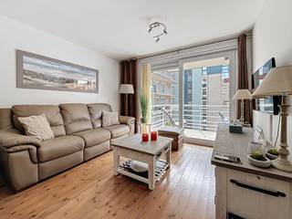 Ruim en instapklaar appartement op wandelafstand van de zee, het strand en de winkelstraat te Nieuwpoort-Bad. Indeling: inkomhal met slaaphoek, lichtrijke woonkamer met open keuken, ruim terras, berging, één slaapkamer met toegang tot het terras, badkamer met douche en enkele wastafel en een apart toilet. Er is een gemeenschappelijke fietsenberging en vuilnislokaal aanwezig in deze residentie. Dit appartement is ideaal als tweede verblijf en of als investeringspand. Mogelijkheid om twee ondergrondse bergingen aan te kopen op -1 niveau.