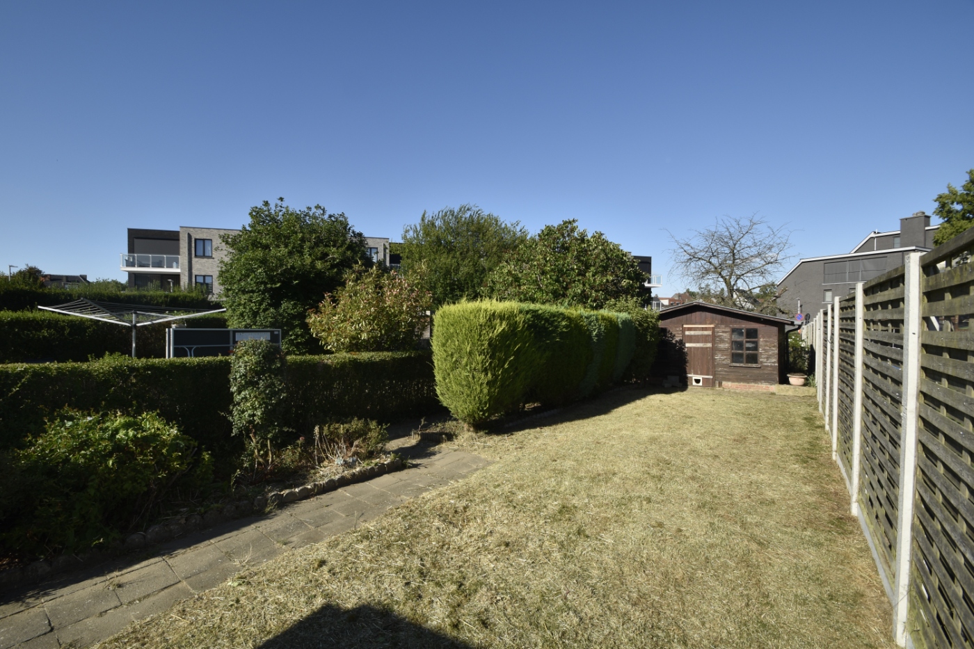 Te renoveren gezinswoning met grote tuin en achteruitweg in hartje Kruibeke - foto 4