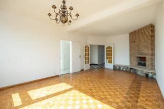 <p><span>Licht, ruimte en een uitzicht waar je niet snel op uitgekeken raakt! Dit instapklare appartement ligt op de 9e verdieping van een verzorgd gebouw, vlak bij Zurenborg. Je krijgt er twee volwaardige slaapkamers, een terras van ca. 8 m² en een heerlijk lichte woonkamer bij. De charmante blokparket en het weidse uitzicht langs twee kanten geven het appartement extra karakter.</span><span> </span></p><p><span> </span></p><p><span>Licht, karakter & uitzicht</span></p><p><span>Je komt binnen in een ruime hal met zwart-witte tegelvloer in dambordmotief en een handige ingemaakte vestiairekast. Van hieruit bereik je alle ruimtes en via een dubbele deur stap je de woonkamer binnen. En daar doet de 9e verdieping meteen haar werk: de grote ramen trekken massa’s daglicht binnen en geven je een panoramisch uitzicht over de stad. Op de vloer ligt een charmante blokparket, die de leefruimte een warme, authentieke toets geeft. Er is ruim plaats voor een groot salon én een gezellige eethoek. Wie droomt van nog meer openheid, kan bekijken of de keuken bij de woonkamer betrokken kan worden. De aparte keuken werd recent gerenoveerd en is lekker licht dankzij het raam aan het uiteinde. De witte kasten, het houtlook werkblad en de lichte betegeling houden het geheel fris. Ze is geïnstalleerd met koelkast, diepvries, spoelbak, oven, kookplaat en dampkap. Een aparte bezemkast zorgt voor extra praktische bergruimte. </span></p><p><span> </span></p><p><span>Twee slaapkamers & terras</span></p><p><span>Via de centrale nachthal bereik je de twee slaapkamers. De kleinste is zeker volwaardig en heeft bovendien een ingemaakte kast. Ideaal als kinder-, logeer- of werkkamer. De grootste slaapkamer is bijzonder ruim en heeft rechtstreeks toegang tot het terras. Dat terras is met ca. 8 m² een heerlijke extra. Hier zit je hoog boven de stad, met een weids uitzicht als decor. Een koffietje in de ochtend, een aperitief na het werk of gewoon wat genieten van de skyline: dit is zonder twijfel een van de blikvangers van het appartement. De badkamer is volledig betegeld en uitgerust met een ligbad met douchescherm en een lavabomeubel. Ook je wasmachine heeft hier een vaste plek. Het toilet bevindt zich apart in de hal. </span></p><p><span> </span></p><p><span>Zurenborg om de hoek</span></p><p><span>Je woont hier op een fijne plek in Borgerhout, vlak bij Zurenborg. De gezellige Dageraadplaats en het Moorkensplein liggen in de buurt, net als winkels en supermarkten: Aldi vind je naast het appartementsgebouw en Delhaize ligt op wandelafstand. Ook het Stadspark en het station zijn dichtbij. Zo combineer je een weids uitzicht en wonen op hoogte met alles wat je in de stad graag binnen handbereik hebt. </span></p><p><span> </span></p><p><span> </span></p><p><span> </span></p>
