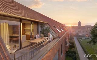 <p><strong>Houthof, CONIFEER – </strong><em>Wonen in alle rust, midden in de binnentuin</em></p>
<p>Hét nieuwe appartementengebouw binnen Houthof in Sint-Lenaarts. Hier vloeien binnen en buiten moeiteloos in elkaar over, met leefruimtes vol daglicht, <strong>groenzicht aan twee zijden</strong> en <span>terrassen op het zuidwesten</span>.<strong></strong><em><strong> <br /></strong></em></p>
<p><strong>Appartement CO_0.06: knap gelijkvloers één-slaapkamer-appartement met zuidwest terras! </strong></p>
<p>Indeling als volgt: inkomhal met apart toilet en vestiaireruimte, <strong>leefruimte</strong> met open ingerichte keuken (samen ca. <strong>27,5m²</strong>), bergruimte/wasplaats (ca. 5m²), <strong>één ruime slaapkamer</strong> (12,9m²) en ingerichte badkamer. Het appartement geeft via een groot schuifraam in de leefruimte uit op de buitenruimte: een overdekt <strong>zuidwest gericht terras </strong>(ca. 9,9m²) dat overloopt in een <strong>tuintje </strong>(ca. 15,3m²) <u>aan een groen binnengebied!</u></p>
<p>Het <u>energiezuinige</u> <u>appartement</u> (<strong>max. E30</strong>) wordt volledig en degelijk afgewerkt; zo is er thermisch onderbroken aluminium buitenschrijnwerk met isolerende beglazing, vloerverwarming in combinatie met een <strong>individuele lucht-water warmtepomp,</strong> balansventilatie en een regenwaterrecuperatie-systeem! Extra aandacht wordt besteed aan akoestische isolatie (ontdubbelde scheidingswanden, akoestische vloerisolatie, …). Grote ondergrondse parkeerkelder (lift tot appartement). Verplichte aankoop van minimum één kelderparking.</p>
<p><em>Houthof, dorpse charme, tijdloze uitstraling</em></p>
<p>Contacteer ons voor meer informatie of een vrijblijvende afspraak: info@coga.be - 03/636.47.47.47.</p>