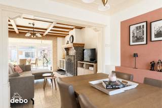 Op zoek naar een gezinswoning met ruimte, licht en mogelijkheden op een ideale ligging in Zwevegem?<br />Deze woning combineert een praktische indeling met een aangename leefomgeving en biedt bovendien nog potentieel om verder naar eigen smaak in te richten.<br /><br />Op het gelijkvloers bevindt zich een lichtrijke leefruimte die mooi doorloopt naar de gezellige veranda. Dankzij deze extra leefruimte geniet je van een fijne verbinding met de tuin en van veel natuurlijk licht. Aansluitend bevindt zich de keuken.<br /><br />De eerste verdieping telt drie slaapkamers en een compacte badkamer. Wie graag wat meer comfort wenst, heeft hier een interessante mogelijkheid: de naastgelegen berging kan mee geïntegreerd worden, waardoor de badkamer aanzienlijk vergroot kan worden.<br /><br />Buiten wacht een aangename tuin waar het heerlijk vertoeven is. Een bijkomende troef is de garage met eigen uitweg, ideaal voor de wagen, fietsen of extra bergruimte.<br />Dankzij de gunstige ligging in Zwevegem, in combinatie met drie slaapkamers, een lichtrijke leefruimte, veranda, tuin en garage, is dit een woning met alle ingrediënten om er een fijne thuis van te maken.<br /><br />Maak vandaag nog je afspraak.
