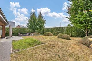 <p>Gelegen in een rustige wijk in Liedekerke biedt Topo - Immo u deze verzorgde villa, waar ruimte, comfort en een doordachte indeling hand in hand gaan.</p><p>Via <strong>de inkomhal met vestiaire en gastentoilet</strong> betreedt u de woning. <strong>De lichtrijke woonkamer </strong>met <strong>gezellige open haard</strong> vormt het hart van de woning en sluit aan op <strong>de volledig geïnstalleerde keuken</strong>. Daarnaast beschikt u over <strong>een praktische berging/wasplaats</strong> en<strong> een inpandige garage.</strong></p><p>Op de eerste verdieping bevinden zich <strong>drie volwaardige slaapkamers, waarvan één met dressing</strong>. Verder vindt u er een <strong>apart toilet</strong> en een <strong>ruime badkamer en een aparte douchekamer. </strong>Aansluitend aan de badkamer bevindt zich een <strong>extra berging</strong>, ideaal voor het opbergen van handdoeken, toiletartikelen of andere spullen. Dankzij de doordachte indeling werd<strong> elke ruimte in de woning optimaal benut. Buiten geniet u van een prachtig aangelegde tuin met tuinberging en overdekt terras.</strong></p><p>Heeft u<strong> toch nog nood aan extra ruimte</strong>? De zolder biedt, mits het plaatsen van een vaste trap, nog tal van mogelijkheden! </p><p>Kortom, een instapklare villa met een uitstekende ligging en een praktische indeling. <strong>Enkele troeven: 24 zonnepanelen - dak vernieuwd in 2023 - waterverzachter - volledig onderkelderd.</strong> EPC C</p>