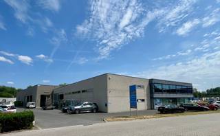 !!! SALE AND LEASE BACK !!!Een welgelegen bedrijfspand (KMO - industrie) van 2.815m² op een perceel van 4.335m².Indeling: magazijn met showroom en...