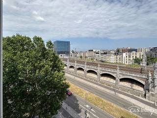 Bemeubelde duplex studio met terrasje nabij centraal station, autostrade en de winkels. In een goed onderhouden gebouw, gelegen op de 2e...