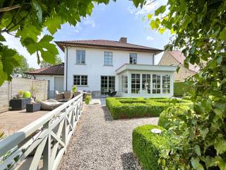 Imposante villa met een prachtig aangelegde tuin, rustig gelegen in een aangename woonwijk te Lissewege. Rustige omgeving met een vlotte...