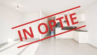 Dit moderne gelijkvloerse instapklare appartement (bouwjaar 2020 - APP. 0.02 / BUS 0002) is gelegen in hartje Lokeren.<br /><br />Hierbij de grote troeven:<br />🌳 Ruim terras met veel zonlicht<br />🛏️ 2 ruime slaapkamers<br />🚿 Badkamer met inloopdouche<br />🛋️ Gezellige living met open ingerichte keuken<br />✨ Extra comfort door ondergrondse private berging, bereikbaar met lift<br />🚗 Ondergrondse autostaanplaats verplicht aan te kopen voor 15.000 euro<br />🌍 Energiezuinig (E-Peil 35)<br />📅 Beschikbaar in overleg (is momenteel verhuurd)<br /><br />📍 Mis deze unieke kans niet om te wonen in luxe in het centrum van Lokeren!