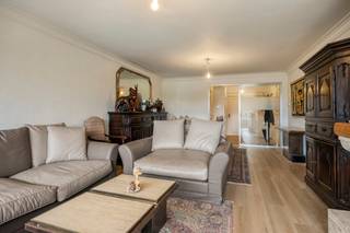 Dit instapklare en lichtrijke appartement (111 m²) bevindt zich op de Parklaan in Aalst (Residentie Parkhouse 1). Hier geniet je elke dag van een adembenemend, panoramisch zicht op het groene stadspark.<br /><br />Alles ligt hier op wandelafstand: scholen, openbaar vervoer, winkels, gezellige horeca, sportfaciliteiten en het levendige stadscentrum. Dankzij de vlotte aansluiting op de E40 (richting Brussel en Gent) is ook uw woon-werkverkeer uiterst vlot.<br /><br />Troeven van het appartement:<br /><br />Genieten in de zon: Een zuidgericht terras over de volledige breedte van het appartement.<br /><br />Ruimte & Licht: ruime woon- en eetkamer (40 m²) met prachtig parkzicht en een volledig ingerichte keuken (16 m²) met praktische aansluitende berging.<br /><br />Slaapcomfort: Twee volwaardige slaapkamers (elk 16 m²).<br /><br />Sanitair: Badkamer met dubbele wastafel en ligbad/douche, plus een afzonderlijk toilet.<br /><br />Extra opslag: Privatieve kelderberging op verdieping -1.<br /><br />Recent vernieuwd & instapklaar:<br />Het appartement werd recent grondig opgefrist en is volledig geschilderd. De elektriciteit is 100% vernieuwd, net als de vloerbekleding (stijlvol parket in de slaapkamers, duurzaam parket-vinyl in de overige ruimtes).<br /><br />Extra comfort & techniek:<br />Gunstig EPC, aluminium schrijnwerk met dubbele beglazing, nieuwe verwarmingsketel (2026), videofonie, digitale elektriciteitsmeter en een lift in het gebouw.<br /><br />Kortom: de ideale match voor wie zorgeloos wil wonen op een toplocatie, of een slimme, waardevaste investering zoekt!<br /><br />De algemene voorwaarden van Dewaele DIY kunt u steeds raadplegen via dewaele.com.<br /><br />Bestuursmaatregelen in het maatregelenregister: nee