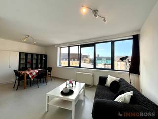 <strong>PLAN ONLINE UW BEZOEK VIA ONZE WEBSITE: www.immoboss.be</strong><br /><br />Uitstekend gelegen GEMEUBELD 1-slpk-appartement in het hartje van Gent. Op toplocatie aan de Sint-Michielskerk in het historische stadscentrum en de graslei korenlei! Verder vindt u de Korenmarkt op slechts 100m!<br />Dit zeer lichtrijke appartement is gelegen op de 3° verdieping en bestaat uit een inkomhal, lichtrijke woonkamer in parket, open keuken, handige berging (met wasmachine), badkamer met ligbad, apart toilet en 1 ruime slaapkamer.<br />Onder het gebouw vindt u de Sint- Michielsparking, zéér praktisch voor de wagen. Enkel bewoners van deze residentie kunnen zich abonneren.<br /><br />Huurprijs bemeubeld appartement: € 900/maand. Syndicus kosten: € 80/maand.<br /><br />EPC: 265 kWh/m² ( C-Label)<br /><br />Beschikbaar vanaf 15/11/2026<br /><br /><strong>PLAN ONLINE UW BEZOEK VIA ONZE WEBSITE: www.immoboss.be</strong><br /><br />