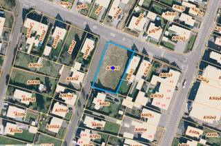 Deze projectgrond, ideaal voor de ontwikkeling van meerdere woningen, geniet van een rustige ligging aan de Dommellaan, nabij het centrum...