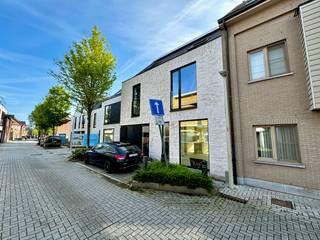 Ontdek deze energiezuinige nieuwbouwwoning in een kleinschalig project van slechts 5 woningen, rustig gelegen in de Achterstraat, vlakbij winkels, scholen en openbaar vervoer.<br /><br />Op het gelijkvloers geniet u van een lichtrijke leefruimte met open keuken, praktische bijkeuken, ruime berging en gastentoilet. De eerste verdieping telt 3 volwaardige slaapkamers en een stijlvolle badkamer met ligbad, inloopdouche en dubbele lavabo. De ruime zolder, voorzien van alle nodige aansluitingen, biedt extra mogelijkheden als slaapkamer, hobbyruimte of bureau.<br /><br />Dankzij zonnepanelen, een lucht/water warmtepomp, ventilatiesysteem D, hoogrendementsbeglazing en een volledig isolatiepakket woont u uiterst energiezuinig. Bovendien is aankoop aan 6% BTW mogelijk onder de wettelijke voorwaarden.<br /><br />Troeven:<br />- Kleinschalig nieuwbouwproject van 5 woningen<br />- Rustige ligging in centrum Ertvelde<br />- 3 slaapkamers + ruime zolderverdieping met vaste trap (4de slaapkamer)<br />- Zonnepanelen, warmtepomp en ventilatiesysteem D<br />- Ruime leefruimte met open keuken<br />- Praktische bijkeuken en extra berging<br />- Mogelijkheid aankoop aan 6% BTW<br /><br />De prijs is exclusief 12% RR en 6% BTW!<br /><br />De ideale instapklare woning voor gezinnen of voor wie graag centraal in Ertvelde woont, met alle ruimte, comfort en rust binnen handbereik.<br />Meer info of een bezoek? Stuur gerust een e-mail naar hallo@wijsvastgoed.be, dan bellen wij u op voor een WIJS bezoek !