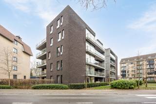 Dit appartement van 109 m² heeft een inkomhal met gastentoilet, 2 ruime slaapkamers en badkamer met lavabo en ligbad met douche. <br /><br />Verder vinden we een lichtrijke leefruimte met volledig uitgeruste open keuken.<br />Naast de keuken vinden we nog een praktische berging met aansluiting voor een wasmachine/droogkast. <br /><br />Via de leefruimte is het aangename terras met prachtig zicht te bereiken. <br /> <br />Het appartement beschikt over een ondergrondse staanplaats.<br /> <br />Alle nutsvoorzieningen hebben individuele tellers. <br />De gemeenschappelijke kosten bedragen 125 euro/ maand. <br />Beschikbaar vanaf 1 juni 2026. <br /><br />Wenst u meer info, aarzel dan niet om ons te contacteren!
