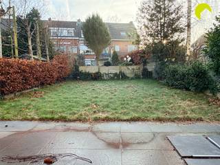 <p><span>In de aangename en autoluwe woonwijk Steenakker vinden we deze uiterst ruime, instapklare woning met 4 slaapkamers, inpandige garage en aangename tuin. De woning is rustig, doch centraal gelegen vlakbij zowel de belangrijkste winkelstraten van Mortsel als het prachtige Fort IV.</span></p><p><span> Ook scholen, openbaar vervoer (bus, tram en trein)en belangrijke invalswegen bevinden zich in directe nabijheid</span></p><p><span> </span></p><p><span>Indeling:</span></p><p><span>Bij het betreden van de woning komen we in de statige inkomhal op tegelvloer, met toegang tot de inpandige garage en de bovenste verdiepingen. De garage is langs weerszijden voorzien van bergkasten en ruim genoeg om zowel wagen als fietsen te stallen. Achteraan is er een praktische wasruimte met aansluiting voor wasmachine en droogkast en een bijhorende berging. Een buitendeur geeft uit op de mooie en verzorgde oost-tuin, waar het zalig zitten is! Eveneens op het gelijkvloers is er een 1ste, ruime slaapkamer aanwezig met zicht op de tuin. </span></p><p><span> </span></p><p><span>Als we de trap naar boven nemen komen we op eerste verdieping waar de L-vormige woonkamer, met een prachtige parketvloer, veel lichtinval geniet door de grote raampartijen aan zowel de voor- als achterzijde. Aansluitend op de woonkamer is er een uitgeruste keuken, voorzien van veel bergruimte en de nodige toestellen, waaronder oven, keramische kookplaat en dampkap (enkel een koelkast dient men zelf te voorzien). Zowel vanuit te keuken, als vanuit de woonkamer, heeft u toegang tot een ruim en overdekt terras.  Tot slot is er op deze etage een apart gastentoilet met handenwasser aanwezig. </span></p><p><span> </span></p><p><span>Op de tweede verdieping zijn er 3 ruime, volwaardige slaapkamers en een badkamer. De vernieuwde badkamer is uitgerust met een ligbad met douchemogelijkheid, een lavabomeubel en tweede toilet.<br />Er is ook een nog een kleine bergzolder aanwezig, welke via een luik te bereiken is.</span></p><p><span> </span></p><p><span>Pluspunten:</span></p><ul><li><span>Rustige, doch centrale locatie te Mortsel</span></li><li><span>4 volwaardige slaapkamers</span></li><li><span>Inpandige garage én oprit</span></li><li><span>Onderhoudsvriendelijke tuin</span></li></ul><p><span> </span></p><p><span> </span></p><p><span>Praktische informatie:</span></p><ul><li><span>Beschikbaar onmiddellijk</span></li><li><span>EPC: 370 kWh/m²</span></li><li><span>Plaatsbeschrijving € 350,-</span></li><li><span>Waarborg: 3 maanden</span></li></ul><p><span> </span></p><p><span>Voor meer info of een bezoek ter plaatse, bel ons op 03-449 42 41 of mail ons via hallo@habicom.be.</span></p><p><span> </span></p><p><span> </span></p><p><span> </span></p><p><span> </span></p><p><span> </span></p>