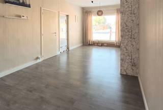 <p><span>Ligging<br />/ centrale locatie, charmante omgeving, op een gezellig plein<br />/ voldoende parkeergelegenheid<br />/ vlotte verbinding<br /><br />Indeling<br />Je komt binnen via de inkomhall die toegang geeft tot de mooie leefruimte met aansluitend de ingerichte, praktische keuken. Perfect voor culinaire liefhebbers. Achter de keuken is er nog een extra berging (met aansluiting wasmachine) en een toilet. Er is een handige zij-ingang en een achterinkom. In de kelder kan je nog extra spullen en voedingswaren kwijt. De verharde patio-buitenruimte biedt privacy en rust. Hier kan je een gezellig hoekje creeëren.<br />Boven zijn er 2 ruime slaapkamers en een dressing. De badkamer is compleet met dubbele lavabo, een ligbad met douchescherm en een toilet.<br />De ruime zolder biedt nog extra veel opslagmogelijkheden.<br /><br />Gerenoveerd:<br />/ EPC-label C<br />/ asbestvrij<br />/ conforme electriciteit<br /><br />Huurprijs<br />950,00 euro / maand<br /><br />Vrij<br />onmiddellijk<br /><br />Bezoek<br />Gelieve 'jouw huurprofiel' hieronder in te vullen om een aanvraag voor bezoek te doen. Als er een bezoekmoment ingepland wordt en uw profiel voldoet aan de verwachtingen, zal u normaal gezien gecontacteerd worden. Gelieve er rekening mee te willen houden dat er voor sommige woonhuizen heel veel aanvragen binnenkomen en wij niet altijd in de mogelijkheid zijn alle aanvragers te contacteren of een bezoekmoment te geven.</span></p>