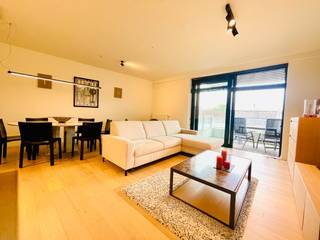 Modern appartement op een toplocatie in Deinze, gelegen op de eerste verdieping, midden in het stadscentrum en met een prachtig uitzicht op het Kaandelpark.<br /><br />Het appartement beschikt over een ruime leefruimte met veel natuurlijke lichtinval. Aansluitend bevindt zich een mooi terras, waar je kunt genieten van het uitzicht op het Kaandelpark.<br />De grote, volledig ingerichte keuken is voorzien van alle moderne toestellen en biedt voldoende ruimte om uitgebreid te koken.<br />Er zijn twee comfortabele slaapkamers in dit appartement.<br />Daarnaast is er een moderne badkamer met inloopdouche, een apart toilet, voldoende opbergruimte en een <strong>ondergrondse autostandplaats</strong> aanwezig.<br /><br />Het appartement beschikt over een EPC-label A.<br /><br />Dit appartement combineert luxe en comfort met een uitstekende ligging in het hart van Deinze, op wandelafstand van winkels, restaurants en het openbaar vervoer.
