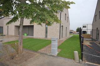 Net buiten het centrum van Oedelem maar vlakbij winkels, bakkers, slagers,... vinden we deze recente woning.De woning heeft een uitzonderlijk ruime...