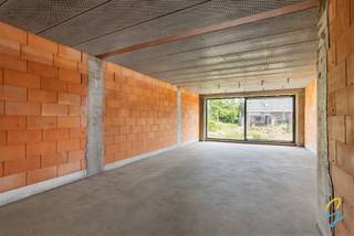 TE KOOP te Dendermonde <br />Deze kwalitatieve landelijke nieuwbouw woning wordt ruwbouw winddicht (casco) verkocht en geeft je nog absolute vrijheid in keuze van afwerking !<br />Woning kent goede ligging, vlakbij scholen en winkels. <br />Gelegen op mooi perceel van meer dan 3are.<br /><br />Indeling Gelijkvloers: <br />- Inkomhal met apart toilet<br />- Woonkamer met open keuken<br />- Aparte berging / wasplaats<br /><br />1e Verdieping <br />- 3 grote slaapkamers<br />- Badkamer met alle comfort<br /><br />2e Verdieping <br />- Opnieuw 2 mooie slaapkamers aanwezig<br />- Badkamer met inloopdouche<br /><br />Aankoopprijs valt volledig onder 21% BTW. <br /><br />Liever een volledig afgewerkte woning? <br />Meerprijs voor volledig afgewerkt bedraagt 145.000EUR excl. BTW<br /><br />Graag verdere informatie of een bezoek ter plaatse?<br />Contacteer collega Tom 0471 59 40 43 of tom@cornelis-goeman.be