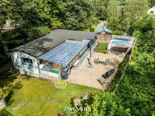 Voor meer info en foto’s, surf naar www.swevers.be – Deze charmante vakantiewoning op Galgeneinde 100 in Bolderberg, gebouwd in 1960, biedt 79 m² bewoonbare oppervlakte en ligt op een ruim perceel van 19a99ca. De bungalow combineert nostalgische charme met moderne updates, zoals een vernieuwde keuken (2018) en een gerenoveerd dak (2022). De woning beschikt over een ruime living, twee slaapkamers en een praktisch ingerichte badkamer. Het perceel is zuidelijk georiënteerd en bevat een zwembad met warmtepomp. Dicht bij voorzieningen en het natuurgebied De Kluis, biedt deze woning volop rust en ruimte. Voor meer informatie, bel 011 255 155. Bron bewoonbare oppervlakte: EPC – verslag. Dit pand is onderworpen aan de renovatieverplichting van de Vlaamse overheid voor niet-residentiële gebouwen (behoudens bij sloop binnen 5 jaar na de aankoop). Consulteer voor meer informatie de website van het Vlaams Energie- en Klimaatagentschap via https://www.vlaanderen.be/bouwen-wonen-en-energie/niet-residentiele-gebouwen/verplichtingen-voor-niet-residentiele-gebouwen/renovatieverplichting-voor-niet-residentiele-gebouwen.