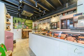 Alveringem: handelsgelijkvloers, momenteel ingericht als beenhouwerij, met tuintje en car-ports in het hart van Alveringem.Bent u op zoek naar een...