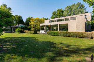 LUXUEUZE VILLA TE KOOP IN DOODLOPENDE STRAATModerne villa op een prachtig perceel van ca. 2.464m², is gelegen op het einde van een doodlopende...