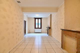 Deze gezellige stadswoning is uitstekend gelegen in het hart van Sint-Truiden, op wandelafstand van het Speelhof, winkels, scholen en openbaar vervoer. Dankzij haar praktische indeling en centrale ligging is dit een ideale woonst voor wie comfort en bereikbaarheid belangrijk vindt.<br /><br />Op het gelijkvloers beschikt de woning over een aangename leefruimte met aansluitend een functionele keuken. De keuken is voorzien van een keramische kookplaat, dampkap, dubbele gootsteen en koelkast. Vanuit de keuken hebben we zicht op het gezellig terras.<br /><br />Eveneens vinden we op het gelijkvloers een badkamer met enkele lavabo, toilet en bad/douche. <br /><br />De eerste verdieping omvat een nachthal en twee comfortabele slaapkamers. Op de tweede verdieping bevindt zich een zolderkamer die perfect dienst kan doen als polyvalente ruimte, bureau of hobbyruimte.<br />Deze woning biedt een aangename woonervaring midden in de stad en is onmiddellijk beschikbaar.<br /><br />Niet te vergeten beschikt deze woning nog over een extra kelderruimte/kruipkelder en zijn bovendien alle ramen voorzien van rolluiken. Parkeren is mogelijk in de nabijheid<br /><br />Interesse? Contacteer ons gerust voor meer informatie of om een bezoek in te plannen!