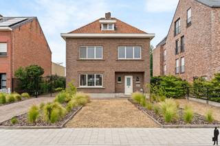 <p><strong>Ruime instapklare gezinswoning met 4 à 5 slaapkamers, ruime garage en vrij uitzicht over de velden.</strong></p>
<p><span>Aan de rand van het centrum van Putte bevindt zich deze verrassend ruime gezinswoning, die in 2022 grotendeels werd gerenoveerd en vandaag een ideale combinatie biedt van comfort, ruimte en een uitstekende bereikbaarheid. </span><span>Winkels, scholen, apotheek en openbaar vervoer bevinden zich op wandelafstand, terwijl de bushalte richting Mechelen en Heist-op-den-Berg zich vlak voor de deur bevindt.</span></p>
<p><span>Bij het betreden van de woning valt meteen de aangename lichtinval op. Dankzij de doordachte indeling geniet elke verdieping van een warme en uitnodigende sfeer. De royale leefruimte biedt voldoende plaats voor een gezellige zithoek, eetruimte, leeshoek en ontspanningsruimte, met als extra troef een sfeervolle open haard.</span></p>
<p><span>De volledig uitgeruste keuken beschikt over alle hedendaagse comfort, waaronder een vaatwasser, nieuwe koelkast, oven, microgolfoven en gasfornuis. Bovendien is er voldoende ruimte voorzien om gezellig met het gezin of vrienden te tafelen.</span></p>
<p><span>Op het gelijkvloers bevinden zich verder een praktische wasruimte met ingebouwde kasten, een douche, een apart gastentoilet, een kelder van ca. 20 m² en een multifunctionele kamer van 13 m² die perfect dienst kan doen als slaapkamer, bureau of praktijkruimte. Dankzij de aparte toegang is deze ruimte bijzonder geschikt voor thuiswerkers of zelfstandigen die werk en privé graag gescheiden houden.</span></p>
<p><span>De eerste verdieping omvat twee ruime slaapkamers van respectievelijk 18,5 m² en 14 m², evenals een comfortabele badkamer uitgerust met zowel een ligbad als douche en toilet.</span></p>
<p><span>Op de tweede verdieping bevinden zich nog twee volwaardige slaapkamers, waaronder een ruime master bedroom van 25 m², een extra slaapkamer van 13,2 m² en bijkomende bergruimtes.</span></p>
<p><span>Ook op vlak van energiezuinigheid scoort deze woning uitstekend. Zo beschikt ze over 20 zonnepanelen en een regenwaterput die aangesloten is op de toiletten en buitenkraan, met de mogelijkheid om ook de wasmachine hierop aan te sluiten. Dit resulteert in een lager water- en energieverbruik.</span></p>
<p><span>Buiten geniet u van een uitzonderlijk open zicht over de achterliggende velden, waar geen verdere bebouwing mogelijk is. Hierdoor bent u verzekerd van rust, privacy en een blijvend groen uitzicht.</span></p>
<p><span>Een absolute meerwaarde is de indrukwekkende garage van maar liefst 70 m². Deze biedt tal van mogelijkheden voor stockage, hobbyruimte, atelier, werkplaats of een zelfstandige activiteit.</span></p>
<p><span>Kortom, een karaktervolle en instapklare woning met uitzonderlijk veel ruimte en mogelijkheden, ideaal voor gezinnen of zelfstandigen die op zoek zijn naar comfort, privacy en een centrale ligging.</span></p>
<h3><span>Indeling:</span></h3>
<p><strong><span>Gelijkvloers</span></strong></p>
<ul>
<li><span>Bureau/slaapkamer: 13 m²</span></li>
<li><span>Lichtvolle leefruimte met open keuken</span></li>
<li><span>Wasruimte</span></li>
<li><span>Douche</span></li>
<li><span>Apart toilet</span></li>
<li><span>Kelder ca. 20 m²<br /></span></li>
<li><span>externe garage met carport (70m²)</span></li>
</ul>
<p><strong><span>Eerste verdieping</span></strong></p>
<ul>
<li><span>Slaapkamer 1: 18,5 m²</span></li>
<li><span>Slaapkamer 2: 14 m²</span></li>
<li><span>Badkamer met ligbad, douche en toilet</span></li>
</ul>
<p><strong><span>Tweede verdieping</span></strong></p>
<ul>
<li><span>Master bedroom: 25 m²</span></li>
<li><span>Slaapkamer 4: 13,2 m²</span></li>
<li><span>Berging</span></li>
</ul>