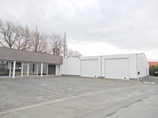 Op een goede locatie en dichtbij E 403 is dit multifunctioneel handelspand met atelier en lichtrijke winkelruimte, aansluitend een aparte...