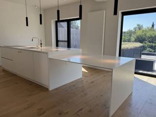 Dit prachtige duplex-appartement(153m²) is gelegen in Mechelen Zuid, nabij Watertoren.Via de inkomhal bereiken we de living met open keuken welke uitgeeft op het zonneterras (15m²). Aansluitend is er een wasplaats, WC en vestiaire. Op de 2de verdieping zijn er 3 slaapkamers, traphal, badkamer en WC.Verder beschikt het appartement nog over een autostaanplaats voor het gebouw en een ruime zolderberging.