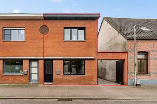 <p>Praktische halfopen bebouwing op een onderhoudsvriendelijk perceel van 376m² met een groot bijgebouw! De woning bevindt zich in een rustige straat nabij het centrum van Essen.</p>
<p>De woning bevat o.a. een gezellige woonkamer, een grote keuken, een handige berging, een kelder, drie slaapkamers en een badkamer.</p>
<p>Verder beschikt de woning nog over een groot garagegebouw van ca. 78m²!</p>